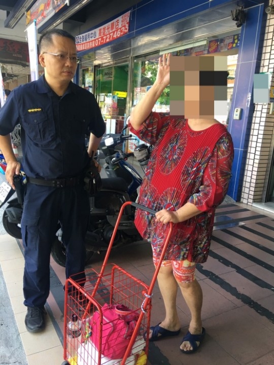 苓雅警護鈔好有愛　民眾安心。(記者張文晃翻攝)